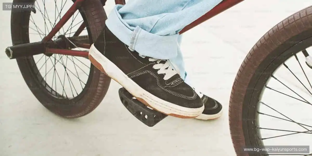 📱边看边聊，与全球球迷共享精彩时刻！💬